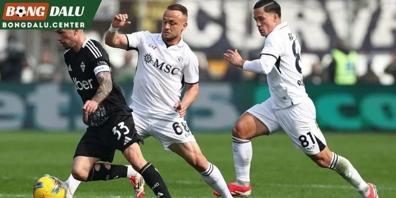 Diễn biến phong độ mới đây của Napoli và Como