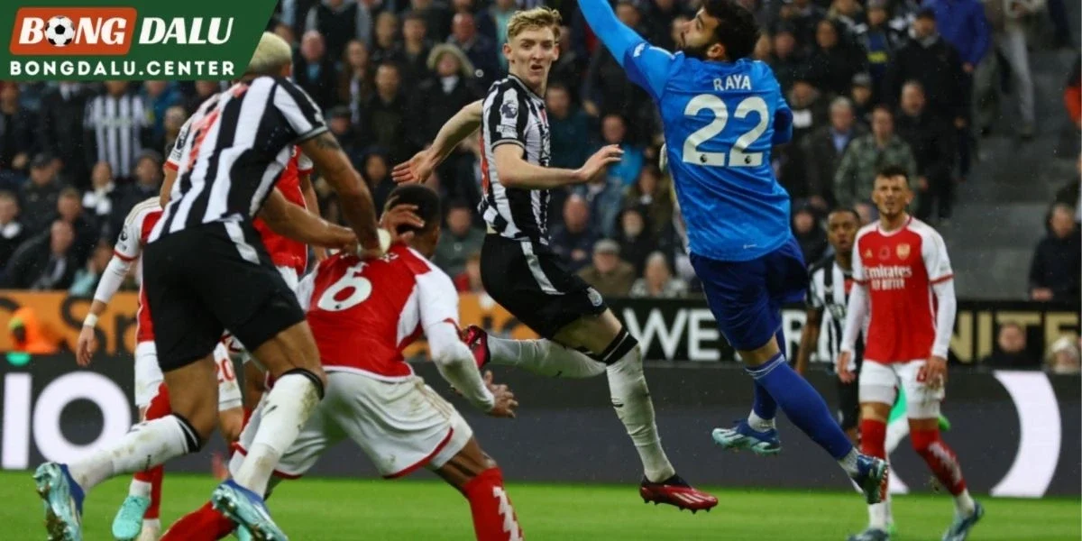 Liverpool tranh cãi penalty: Lỗi thay người khó tin, nghi vấn ném biên sai luật